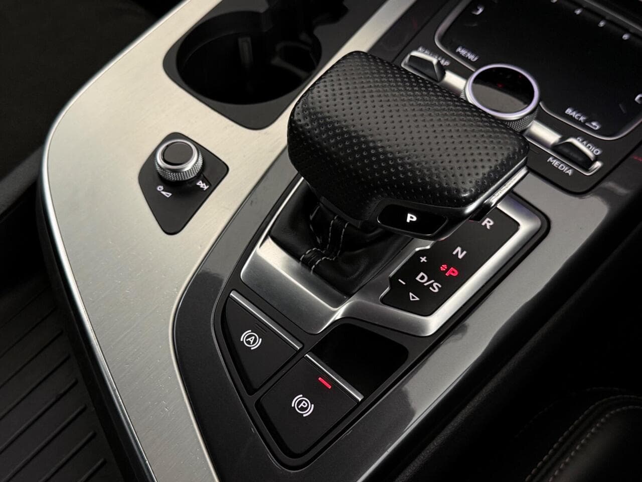 Audi Q7 thumbnail Interior Front