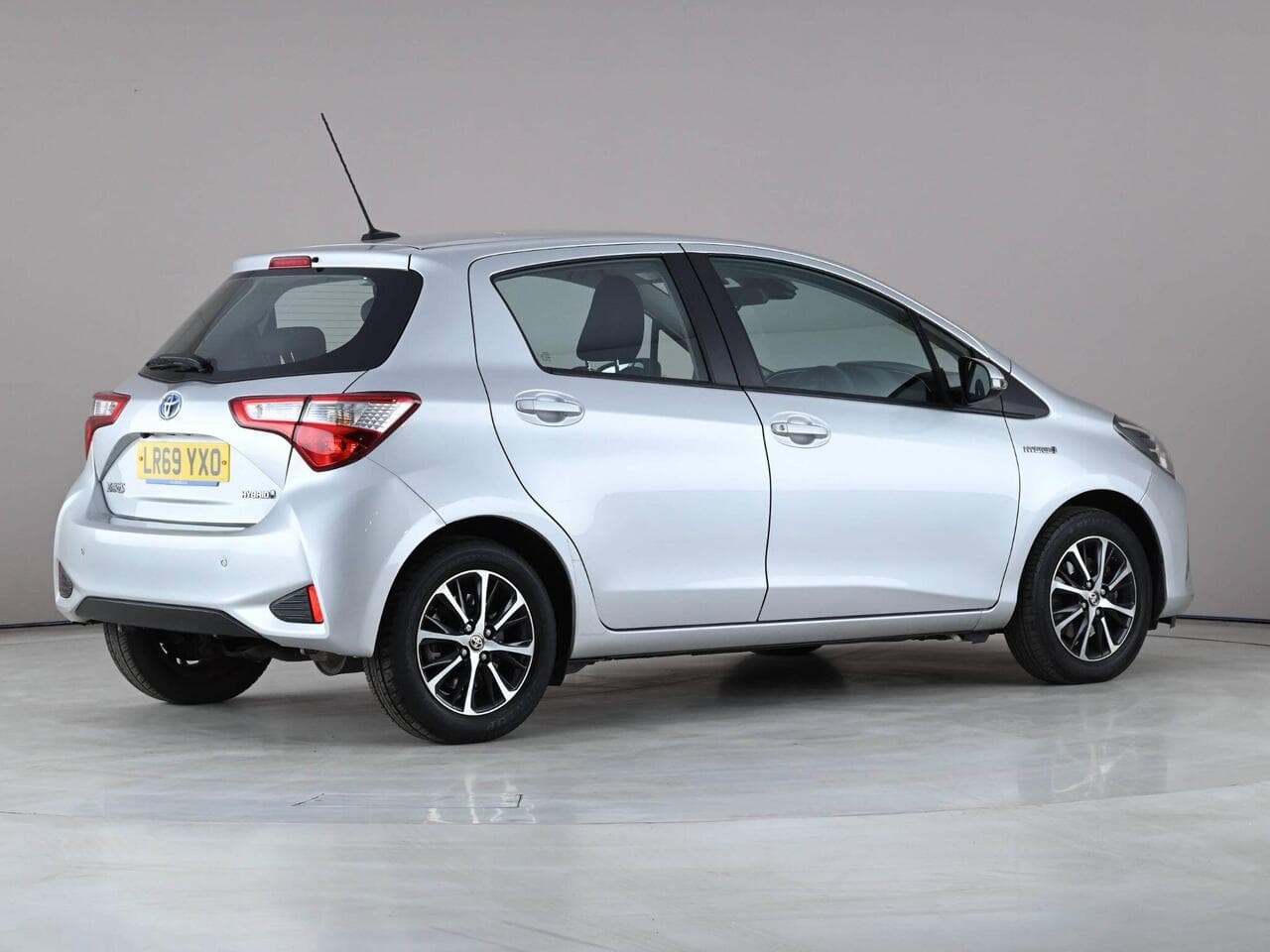 Toyota Yaris thumbnail Side Right
