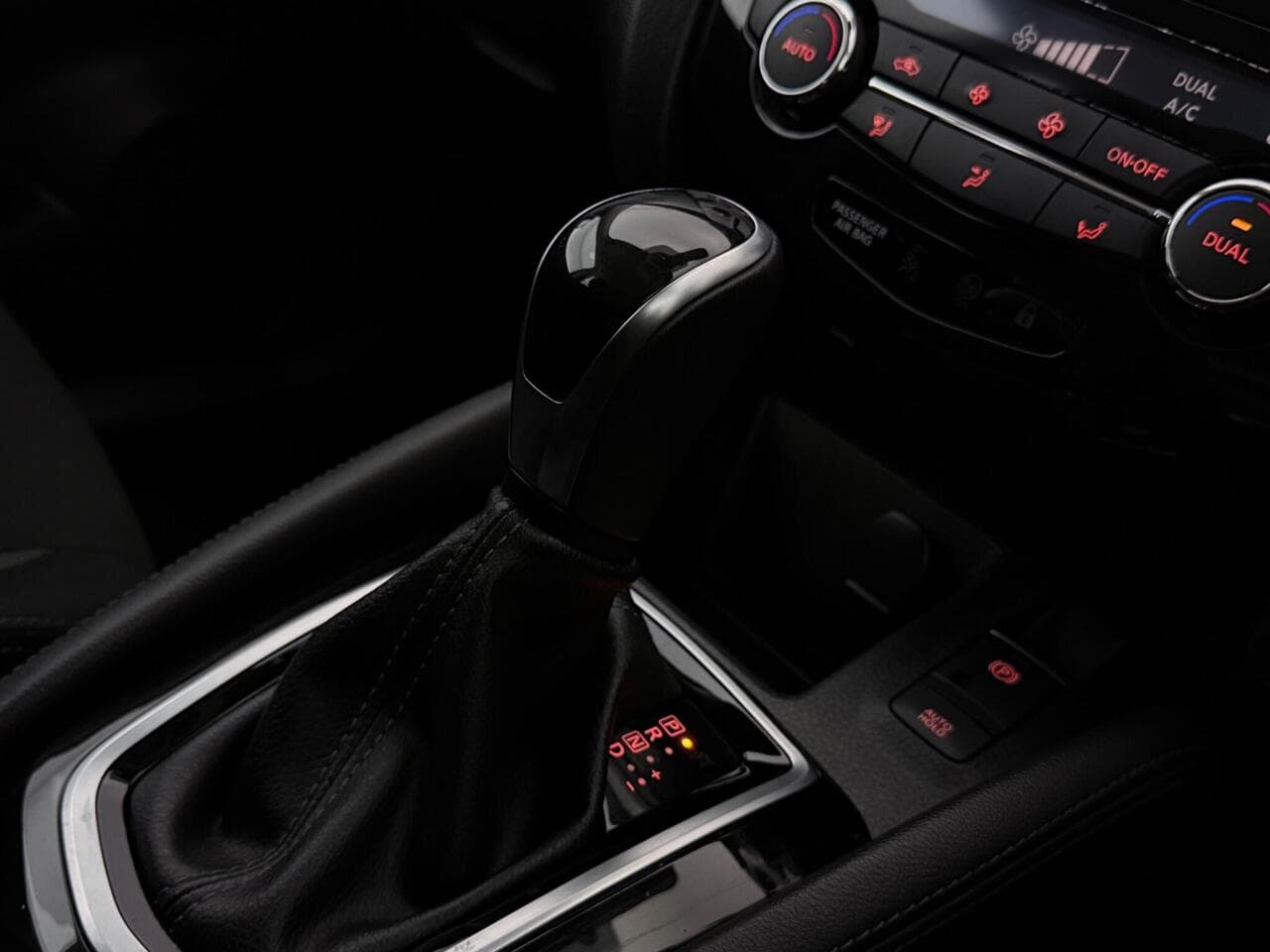 Nissan Qashqai thumbnail Interior Front