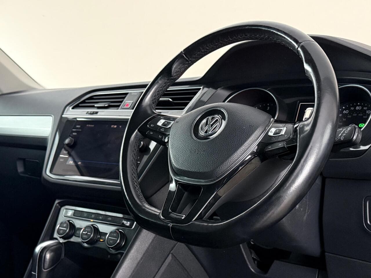Volkswagen Tiguan thumbnail Steering Wheel