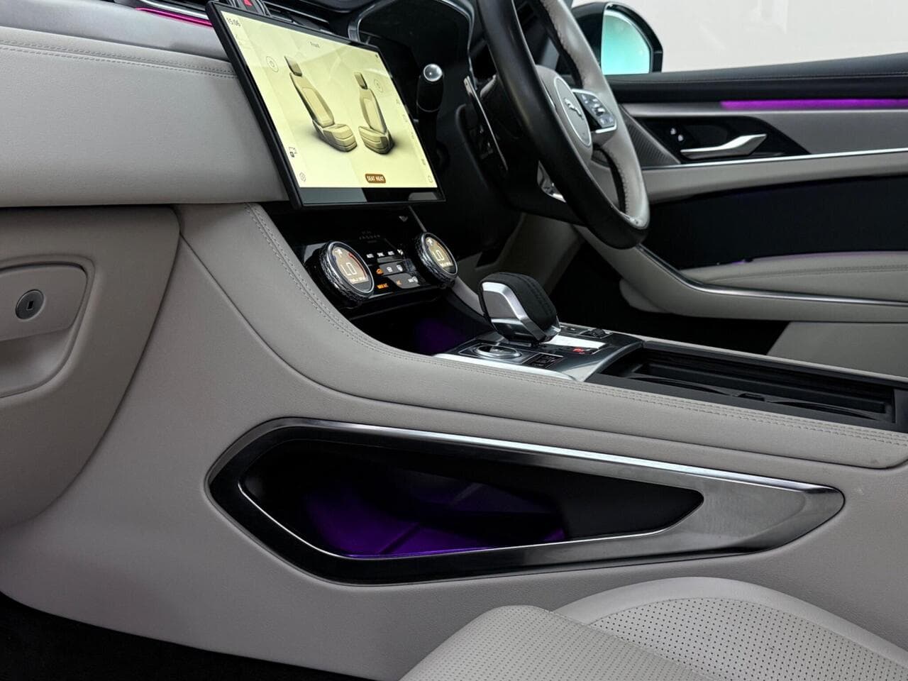 Jaguar F-PACE thumbnail Interior Front