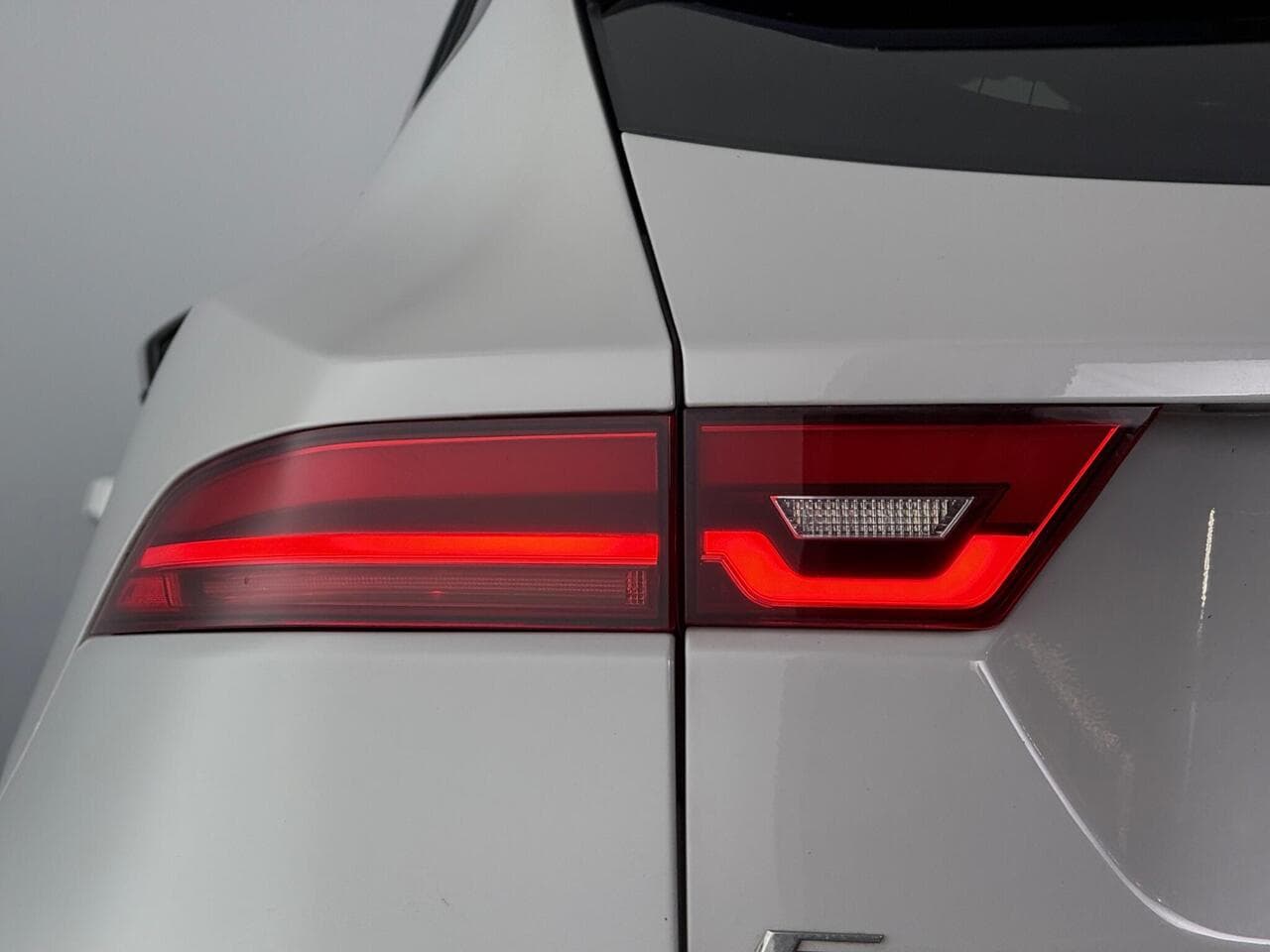 Jaguar E-PACE thumbnail Lights Rear