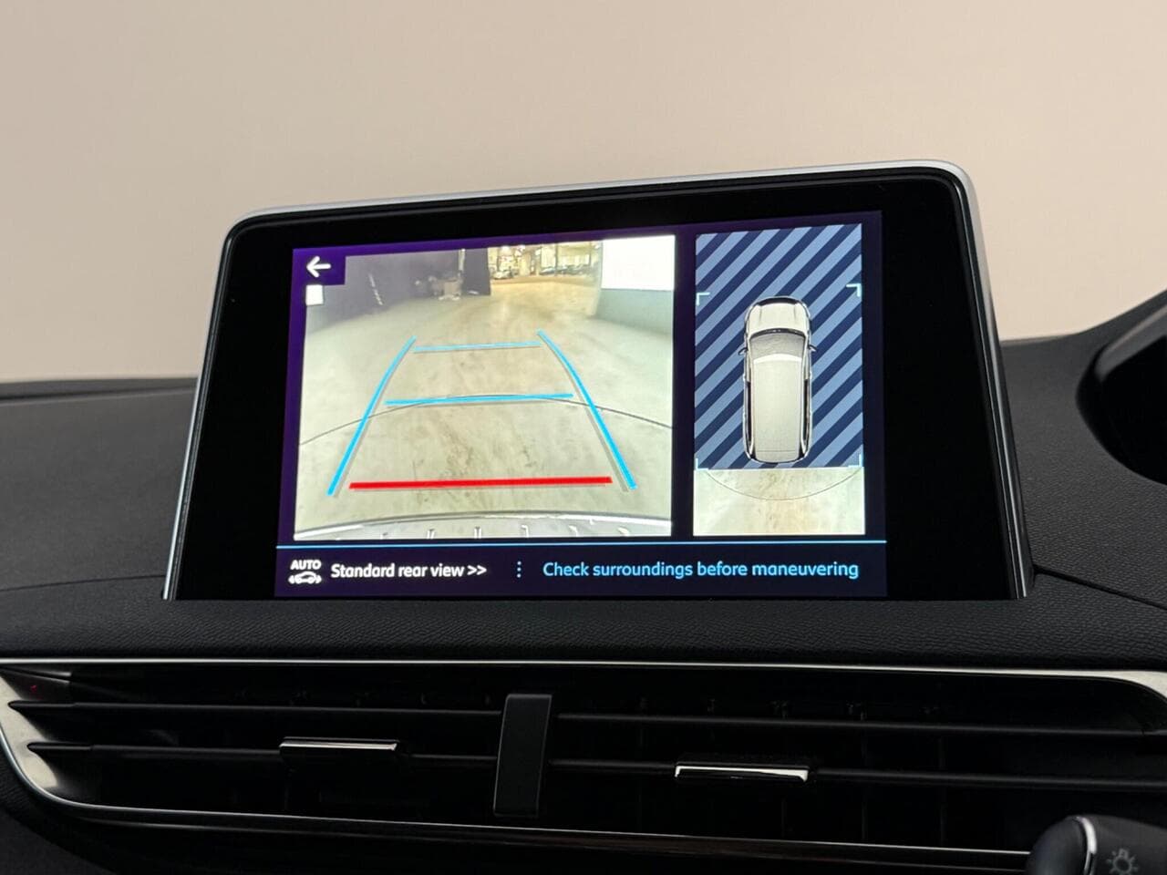Peugeot 5008 thumbnail Infotainment System