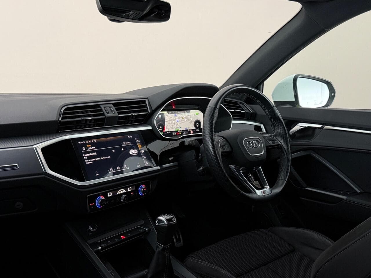 Audi Q3 thumbnail Interior Front