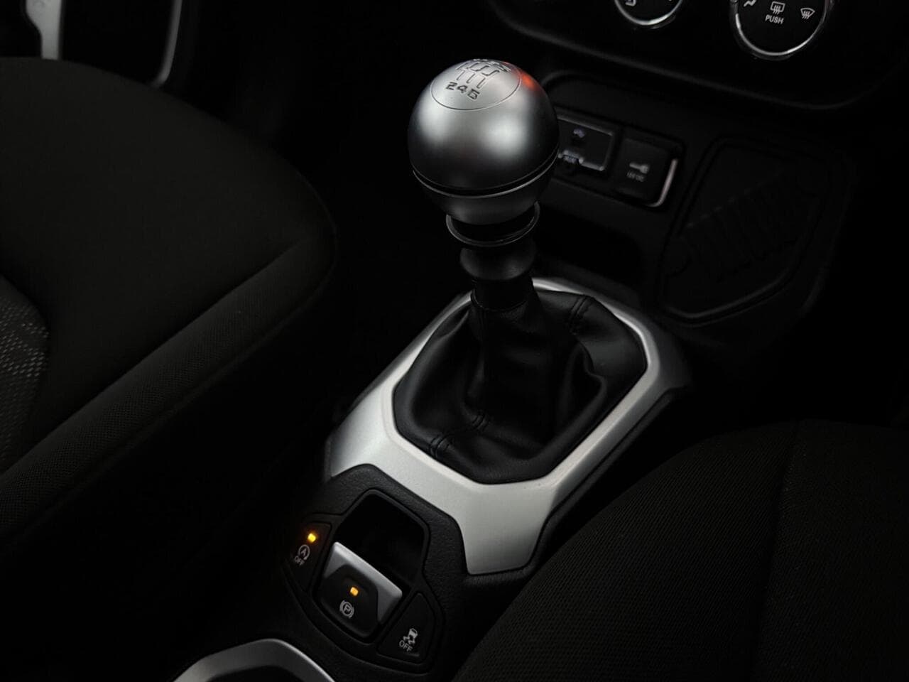 Jeep Renegade thumbnail Interior Front