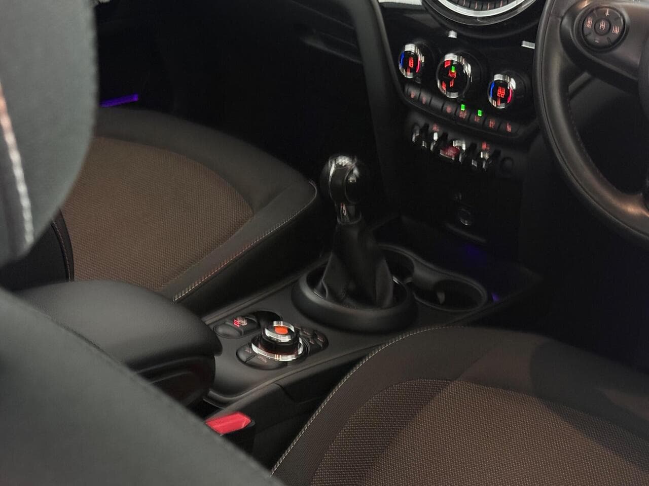 MINI Countryman thumbnail Interior Front