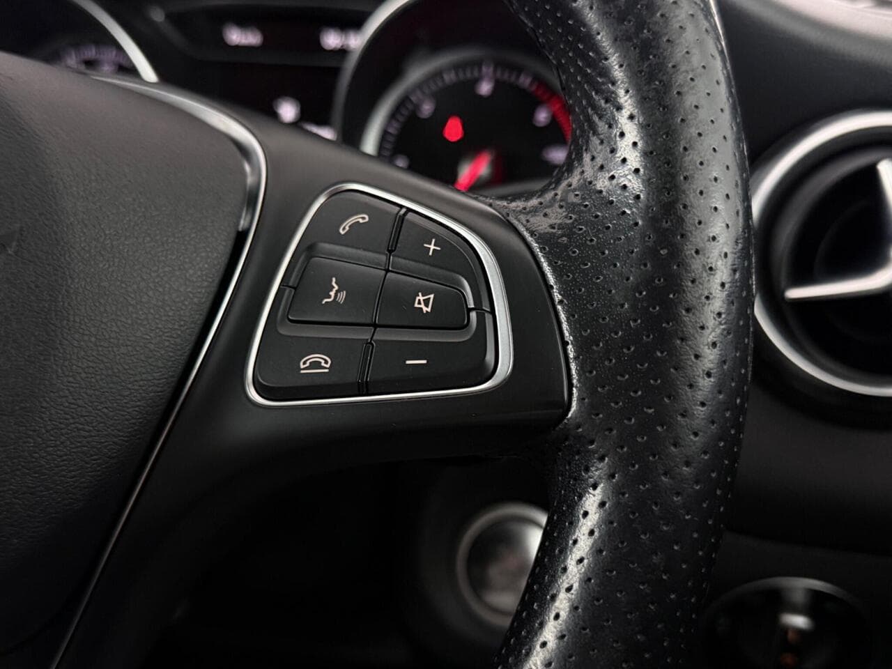Mercedes-Benz GLA thumbnail Misc Controls