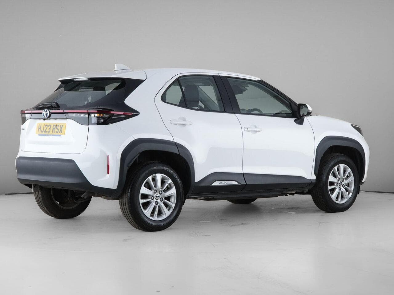 Toyota Yaris Cross thumbnail Rear Right