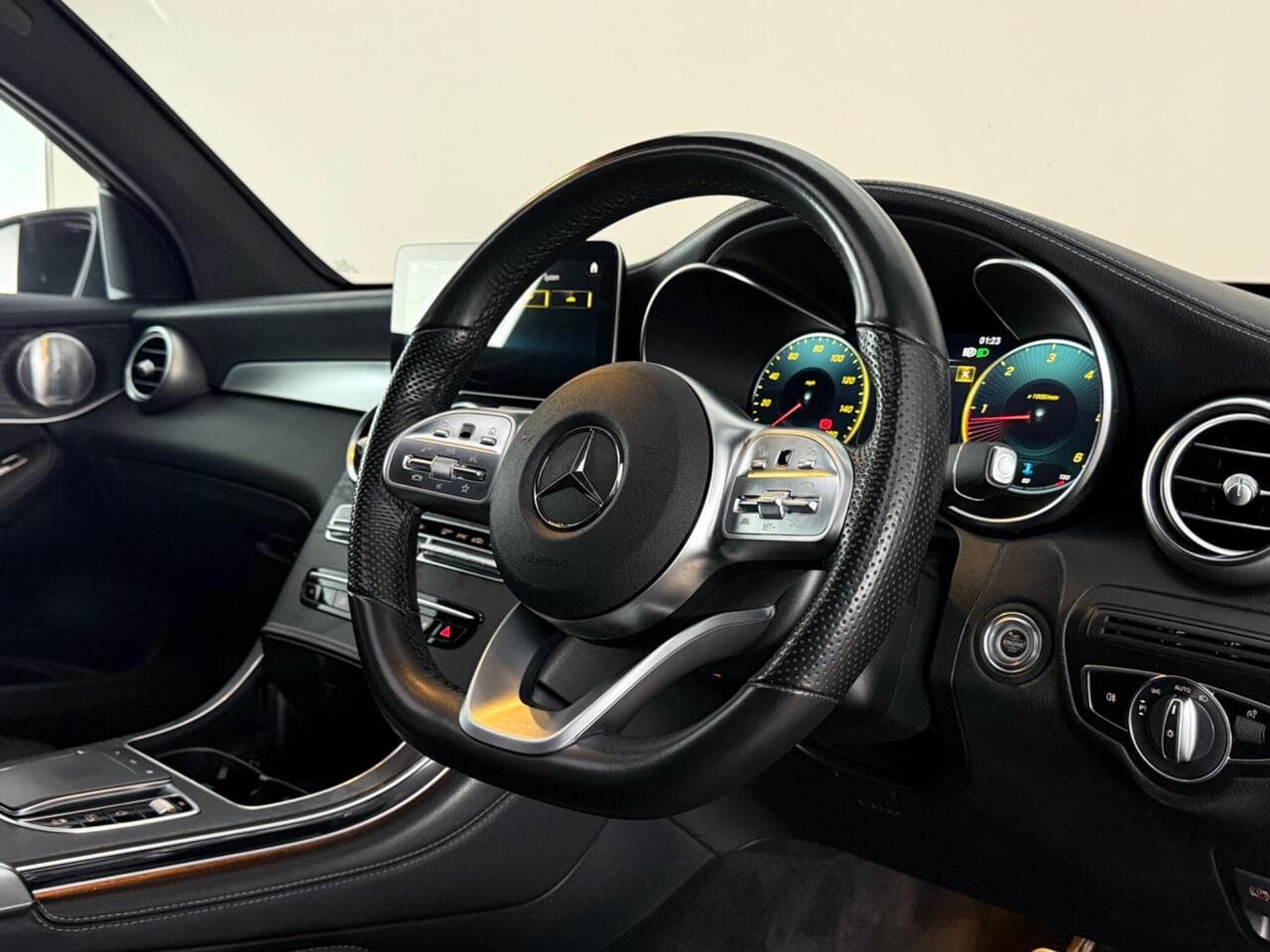 Mercedes-Benz GLC thumbnail Interior Front