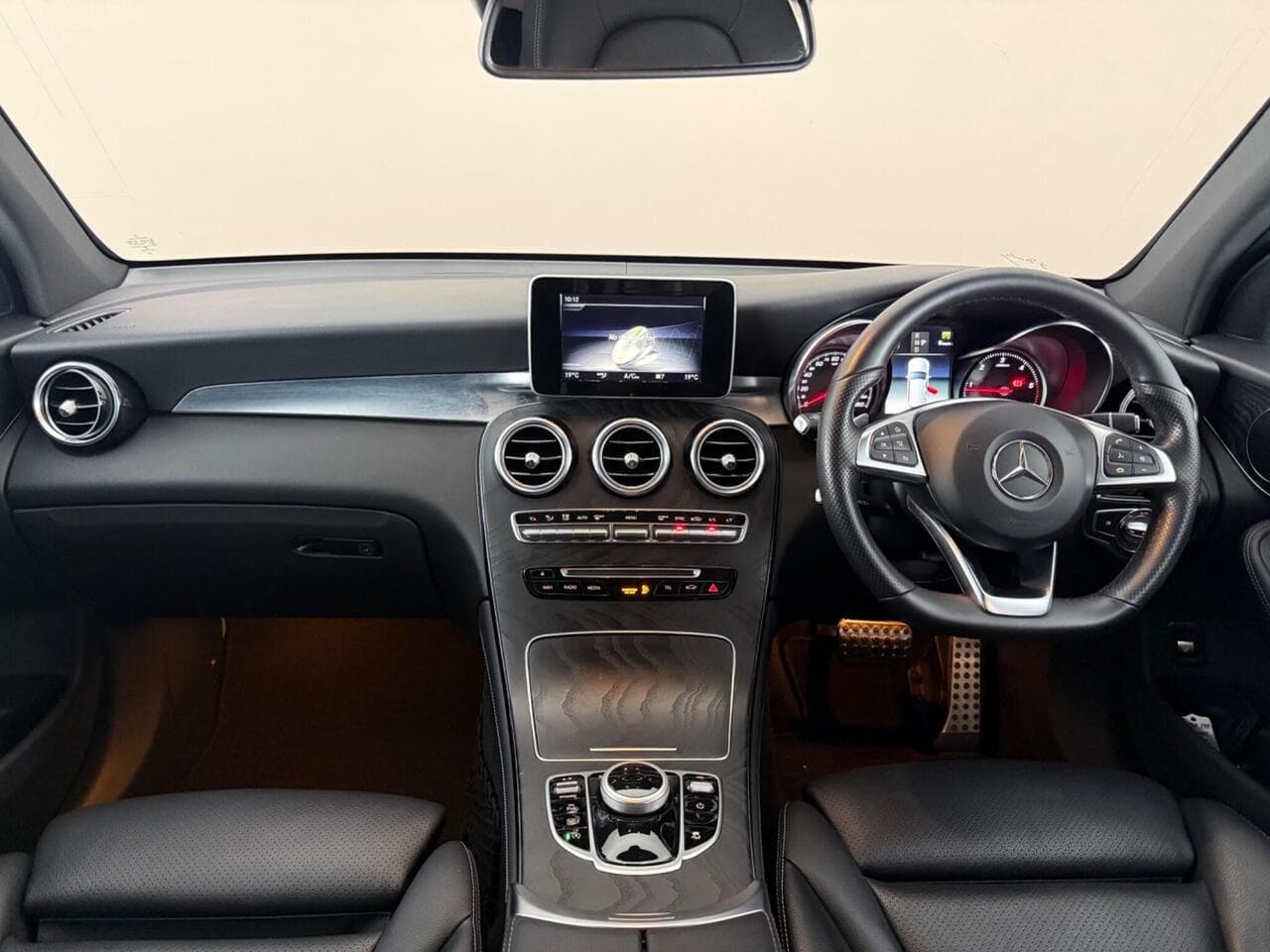 Mercedes-Benz GLC thumbnail Interior Front