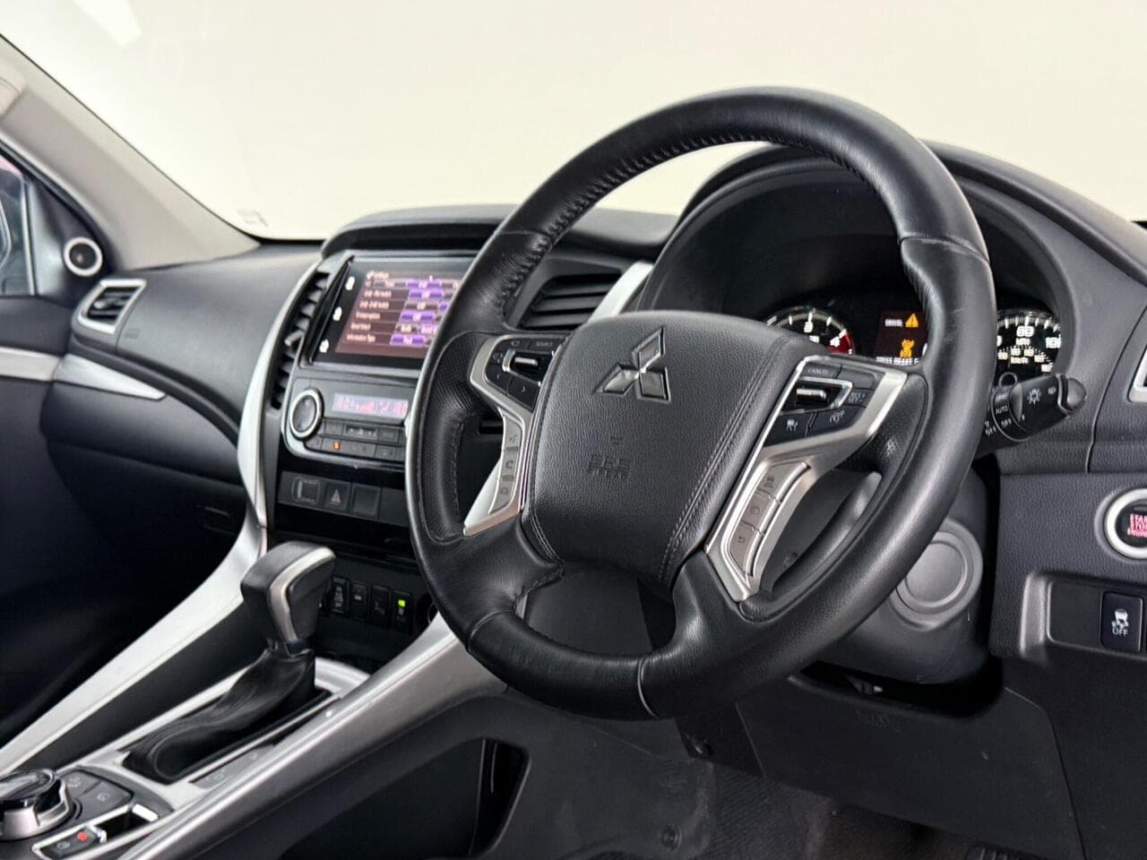 Mitsubishi Shogun Sport thumbnail Steering Wheel
