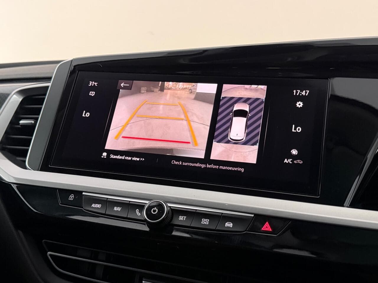 Vauxhall Grandland thumbnail Infotainment System