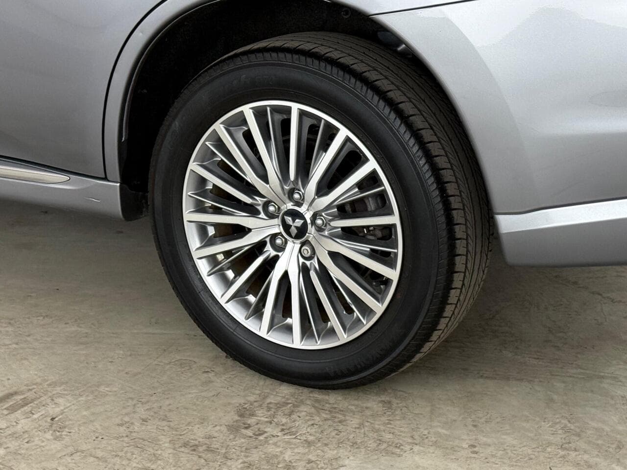 Mitsubishi Outlander thumbnail Wheel