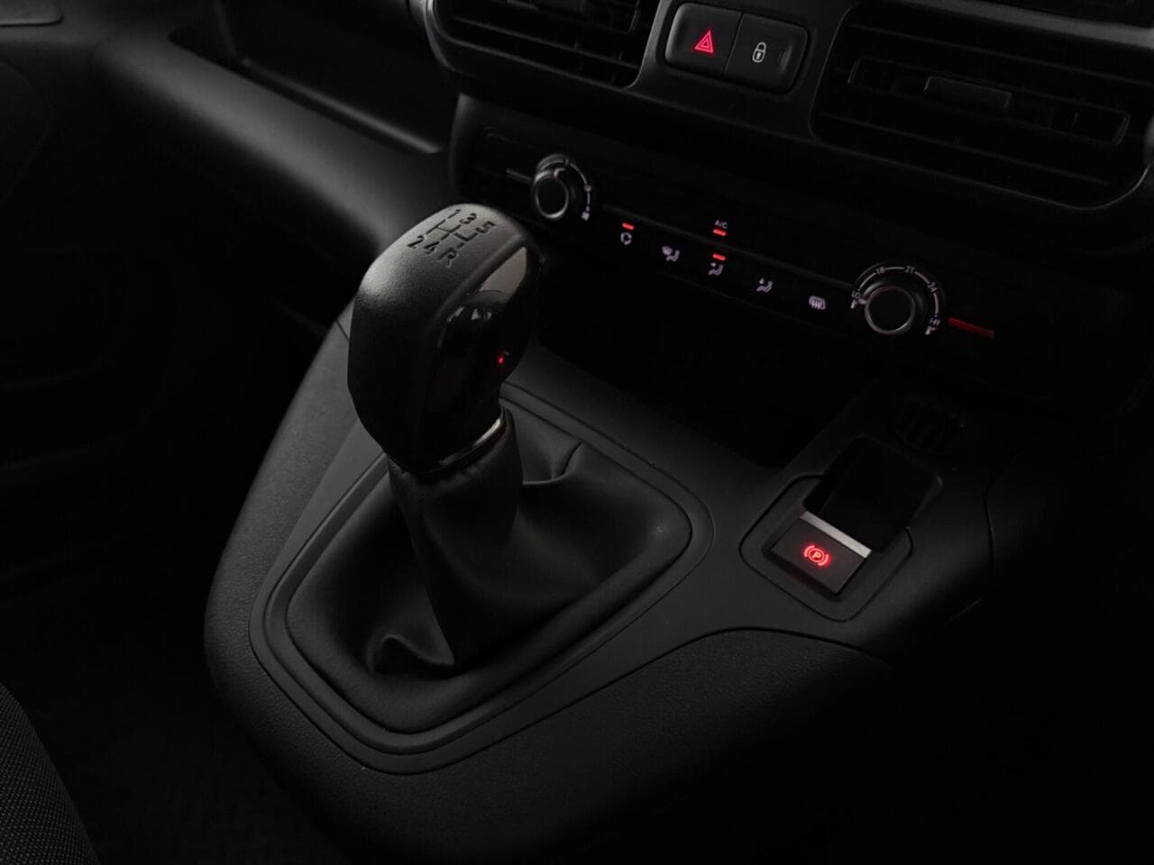 Peugeot Partner thumbnail Interior Front