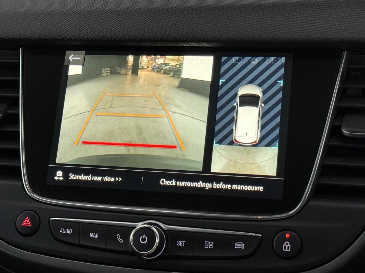 Vauxhall Crossland thumbnail Infotainment System