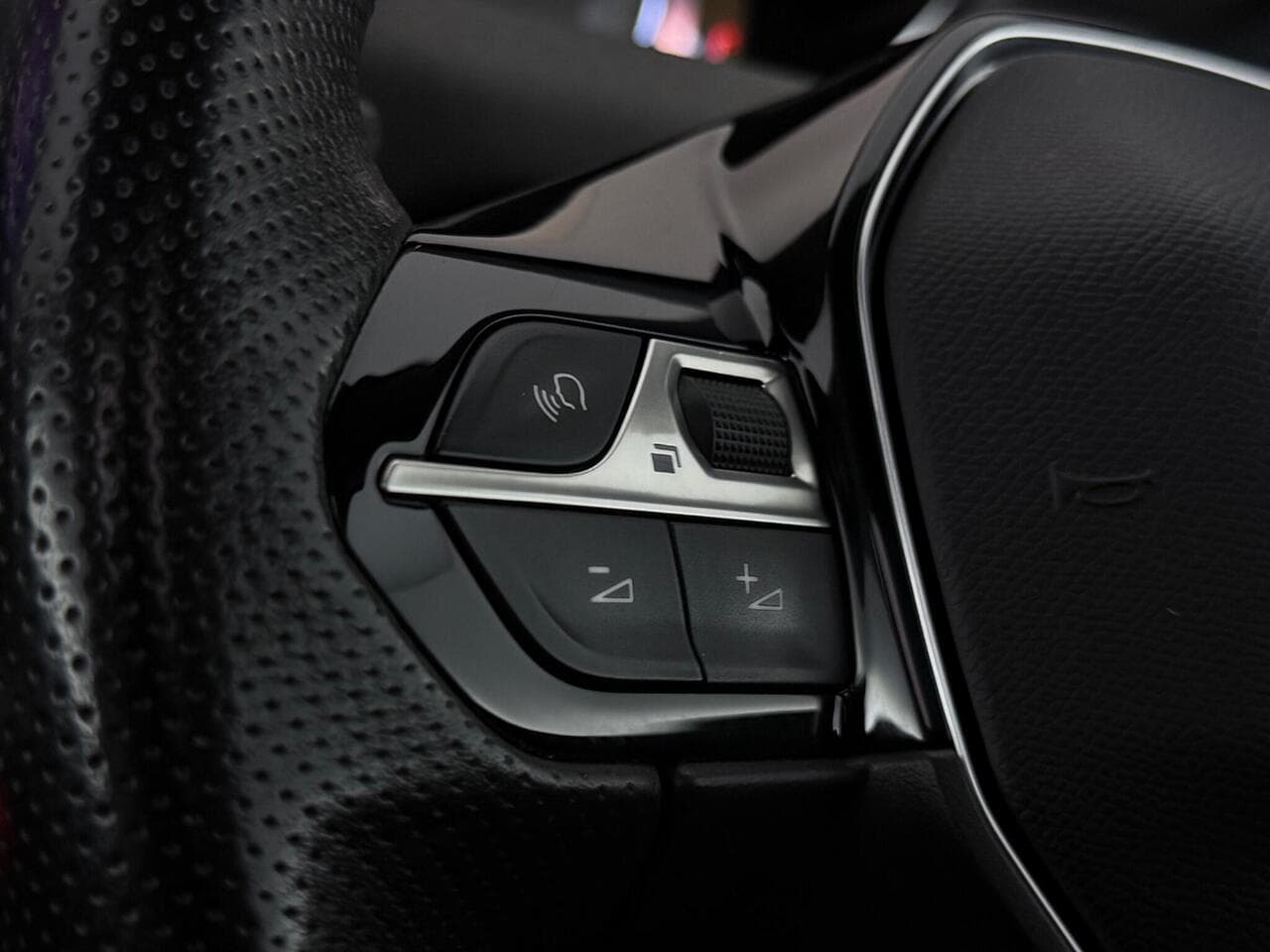 Peugeot 5008 thumbnail Misc Controls