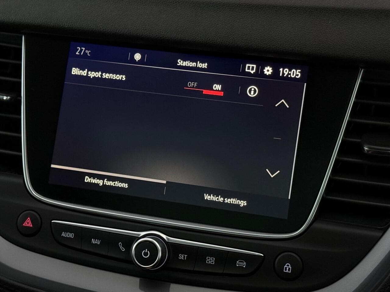 Vauxhall Grandland X thumbnail Infotainment System