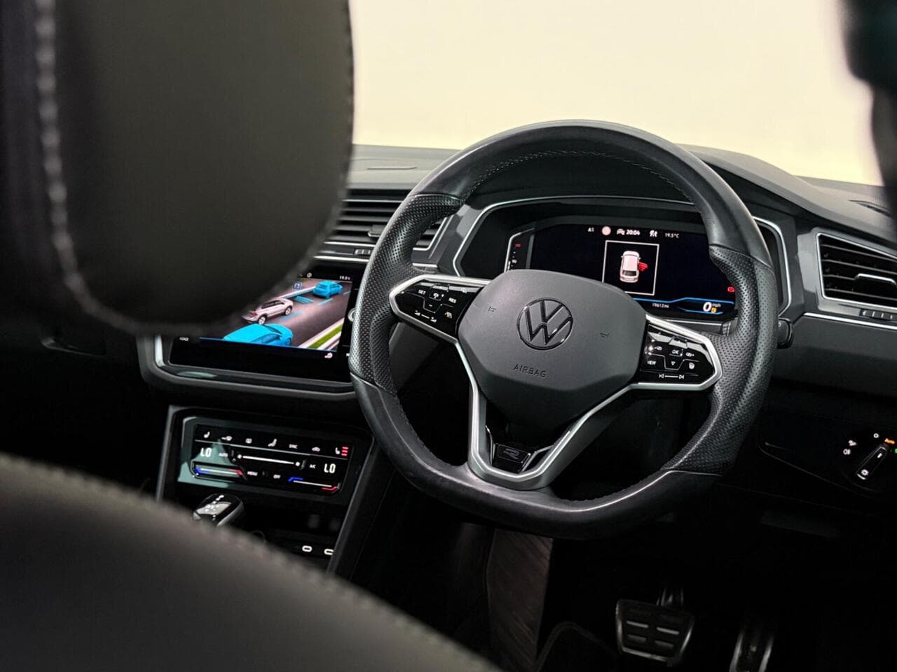 Volkswagen Tiguan thumbnail Steering Wheel