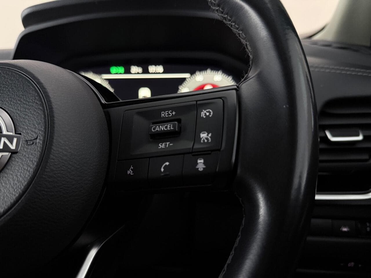 Nissan Qashqai thumbnail Misc Controls