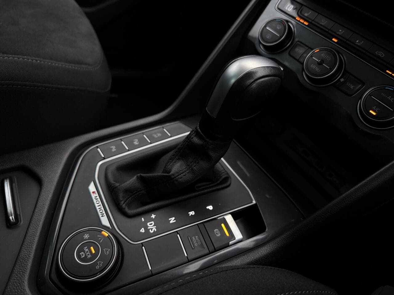 Volkswagen Tiguan thumbnail Interior Front
