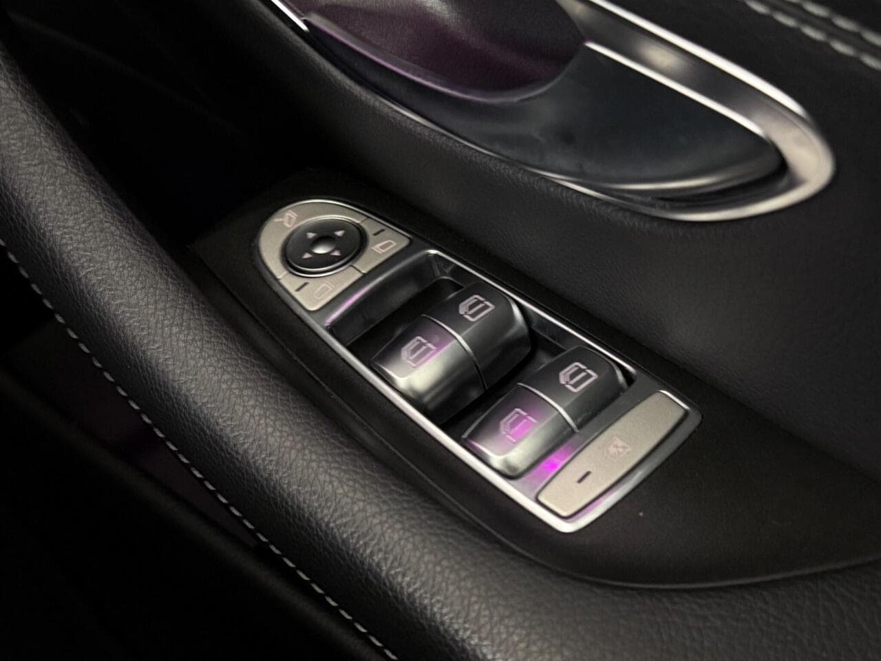 Mercedes-Benz E Class thumbnail Door Interior