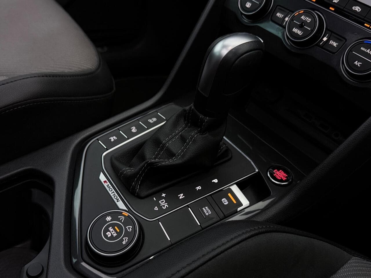 Volkswagen Tiguan thumbnail Interior Front