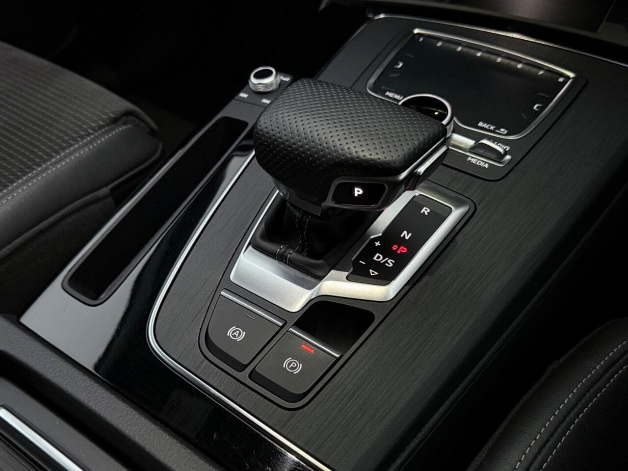 Audi Q5 thumbnail Interior Front
