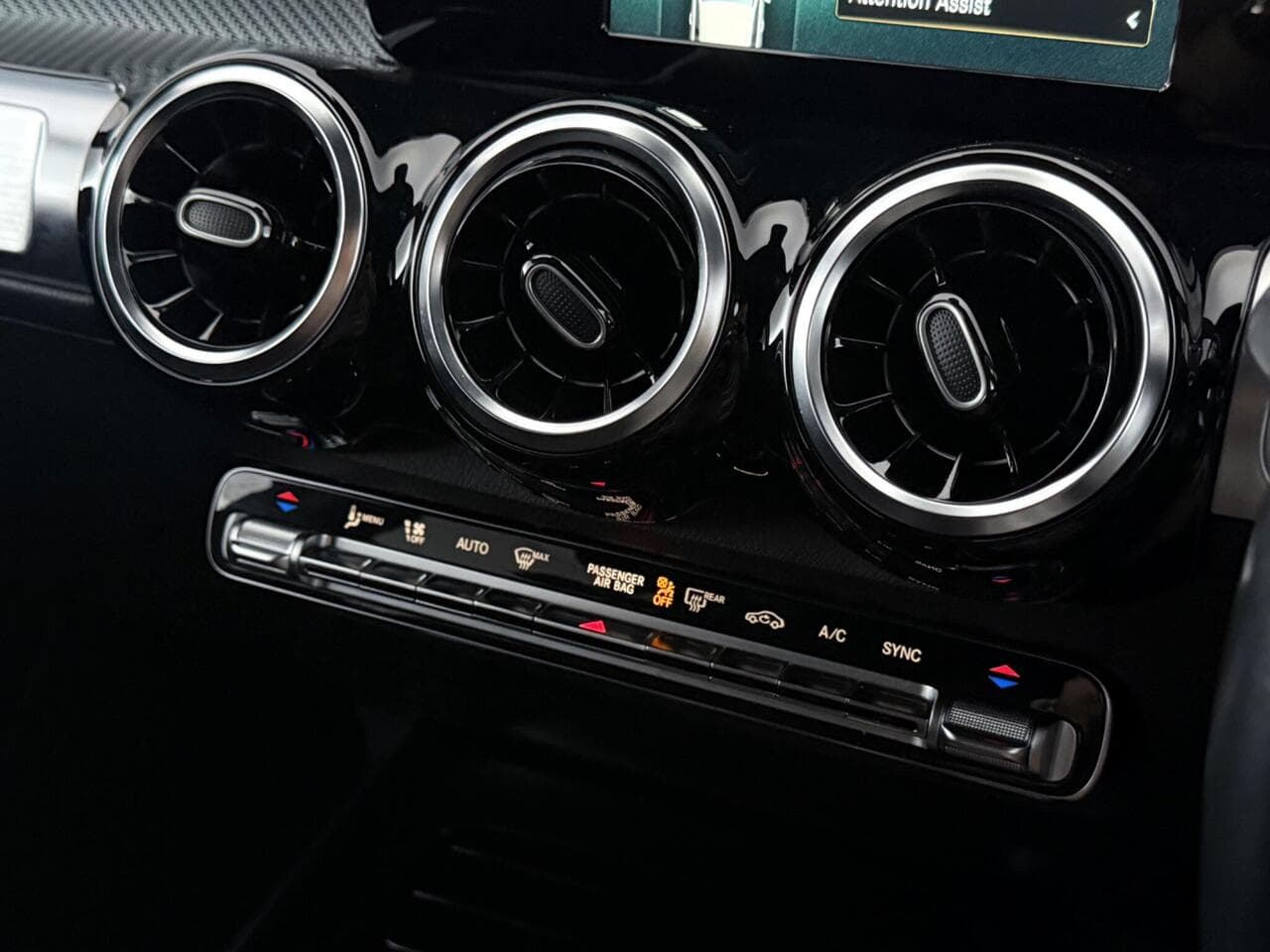 Mercedes-Benz GLB thumbnail Interior Front