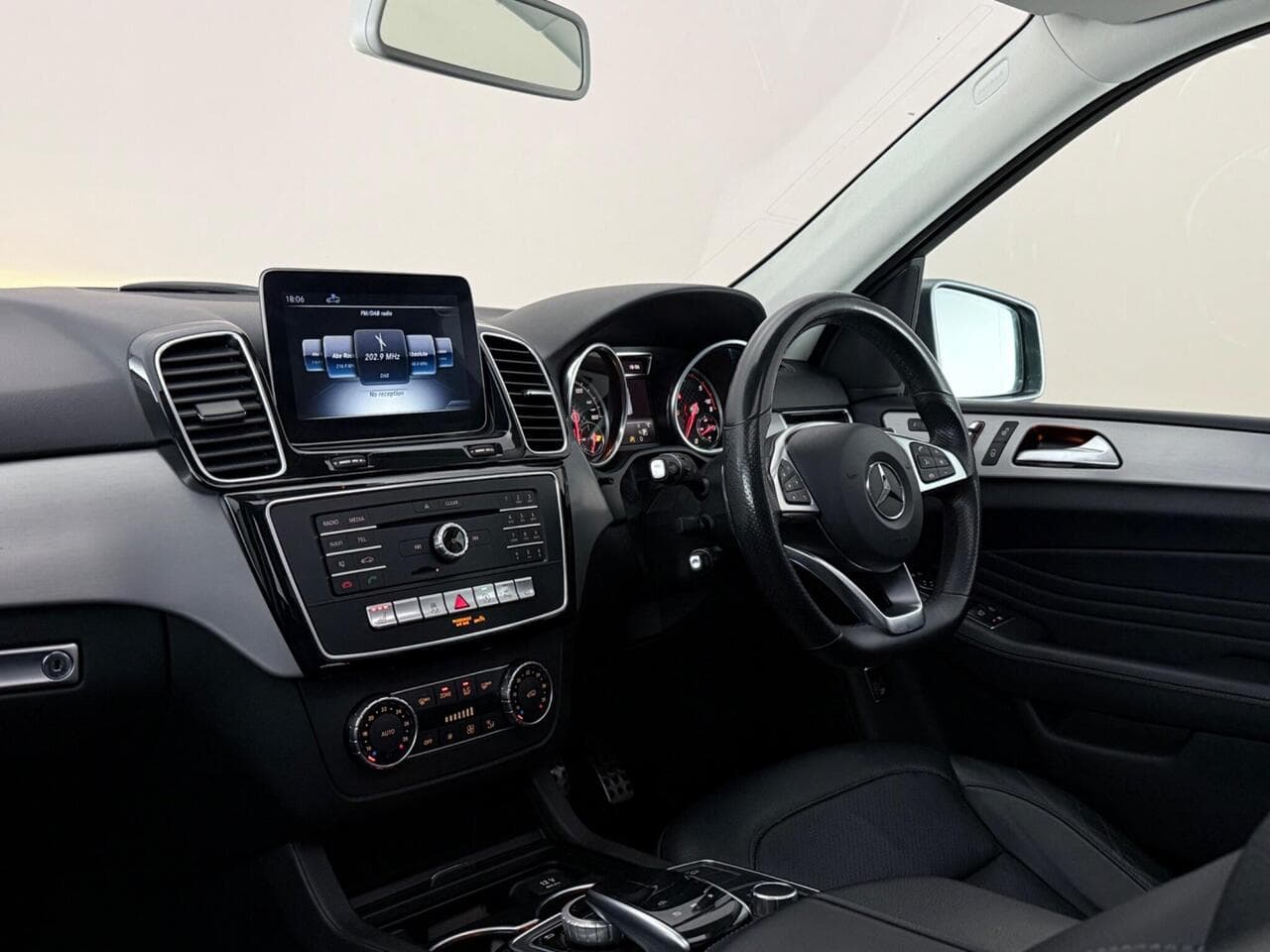 Mercedes-Benz GLE thumbnail Interior Front