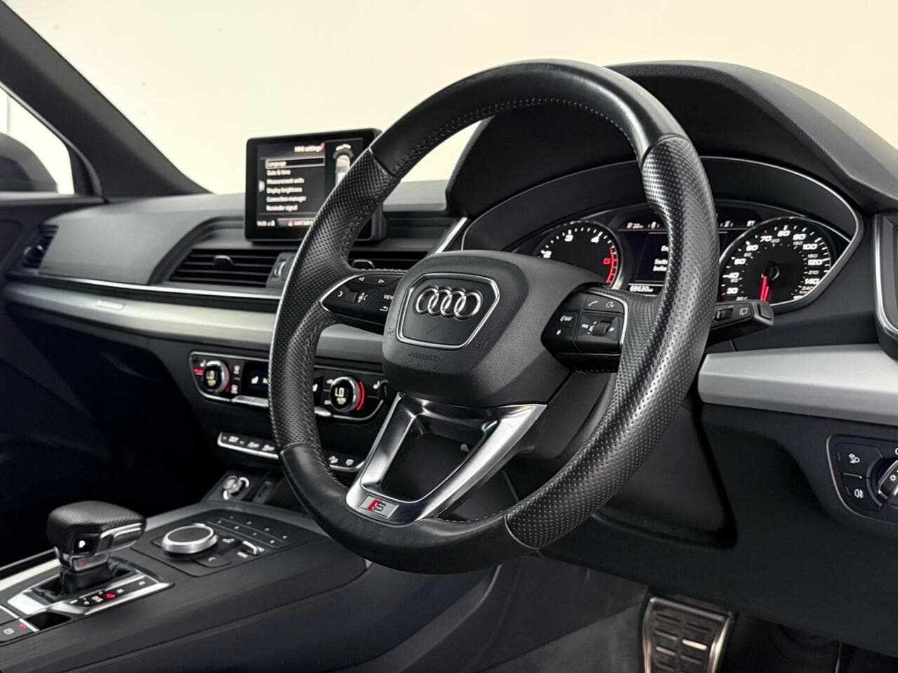 Audi Q5 thumbnail Interior Front