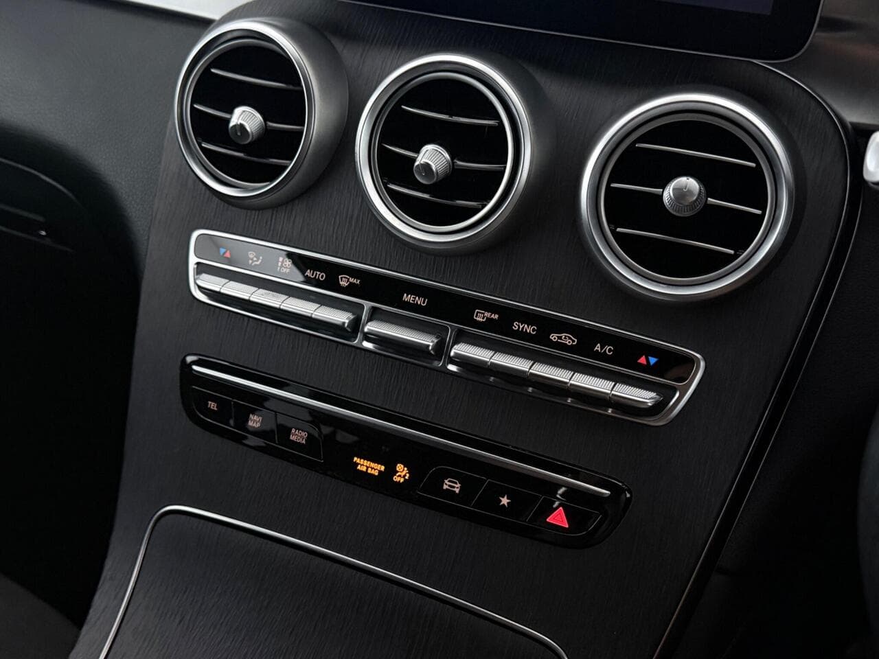 Mercedes-Benz GLC thumbnail Misc Controls