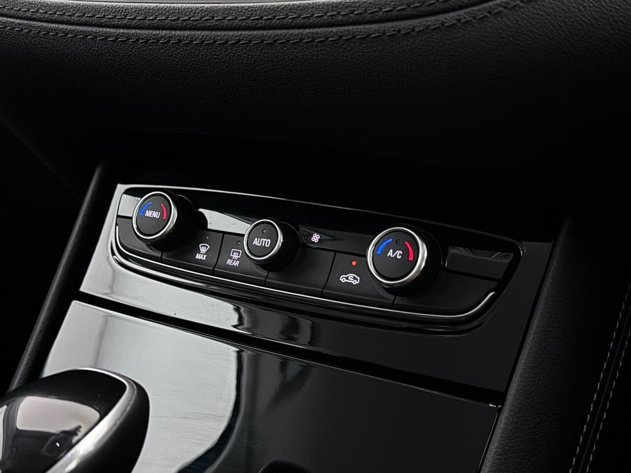Vauxhall Grandland X thumbnail Misc Controls