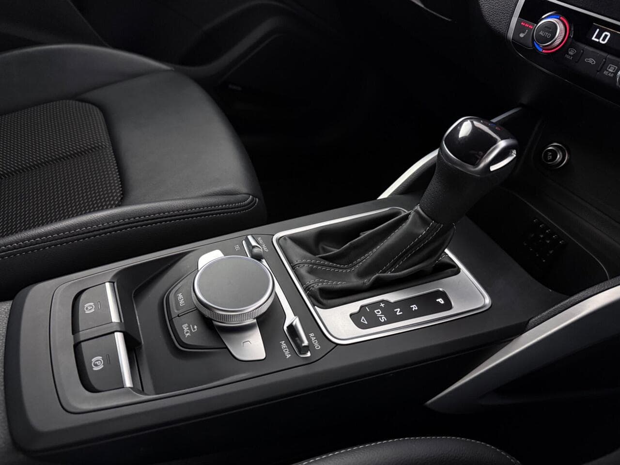 Audi Q2 thumbnail Interior Front