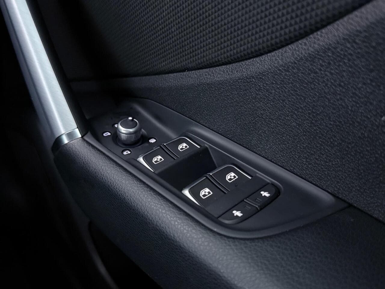 Audi Q2 thumbnail Misc Controls