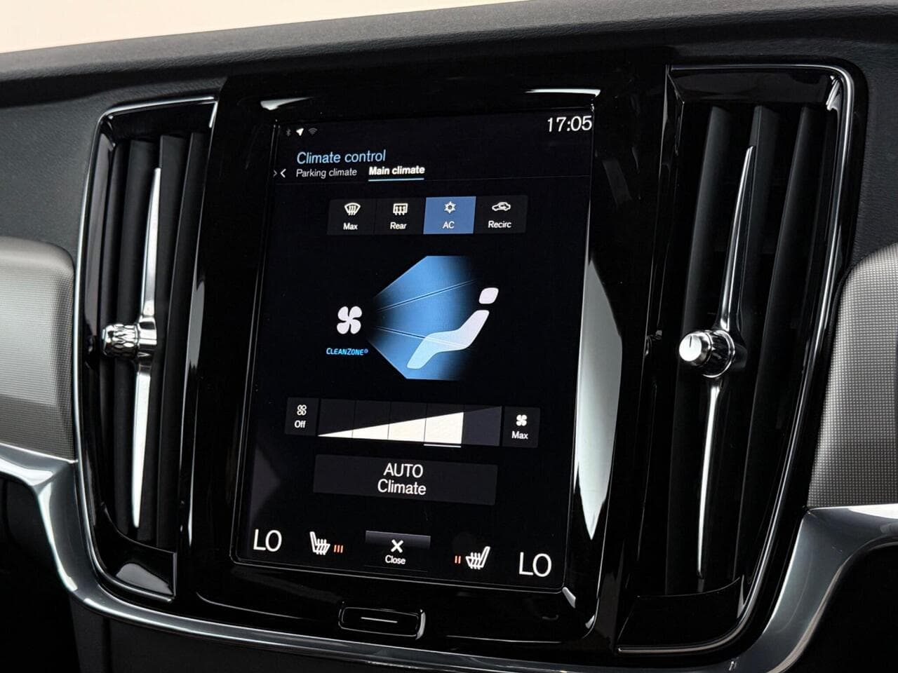Volvo V90 thumbnail Infotainment System