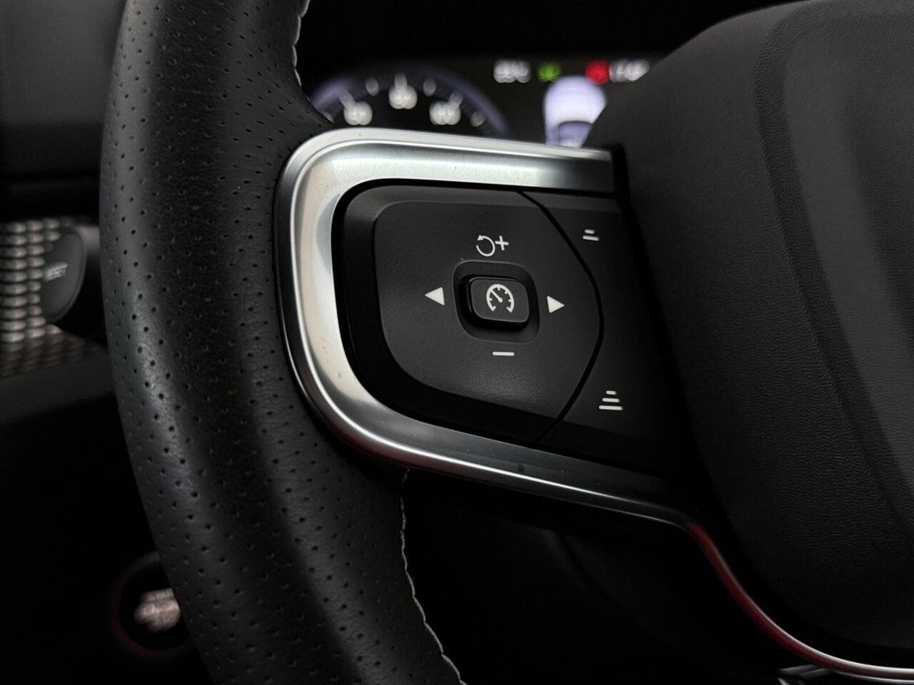 Volvo XC40 thumbnail Misc Controls