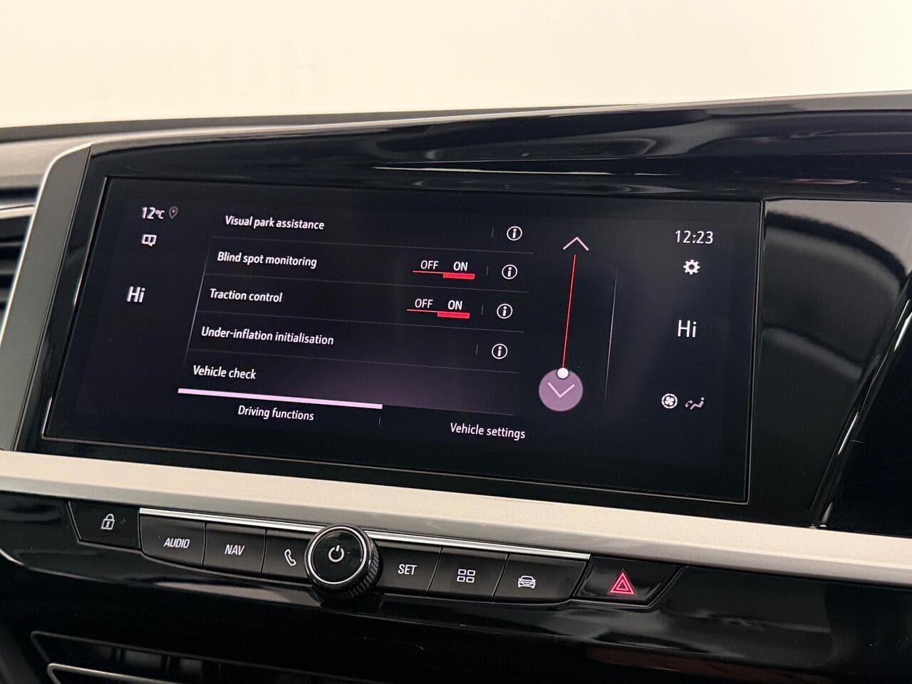 Vauxhall Grandland thumbnail Infotainment System