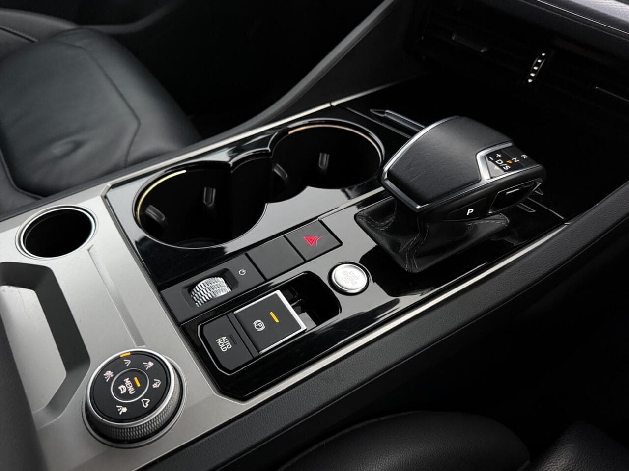 Volkswagen Touareg thumbnail Interior Front