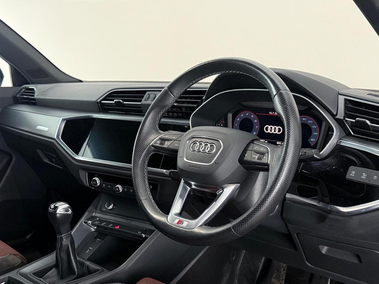Audi Q3 thumbnail Interior Front