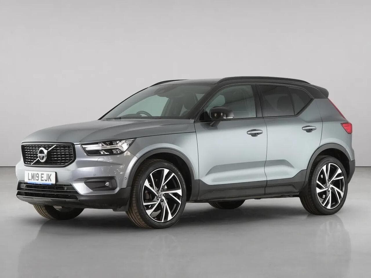 Volvo XC40 thumbnail Front Left