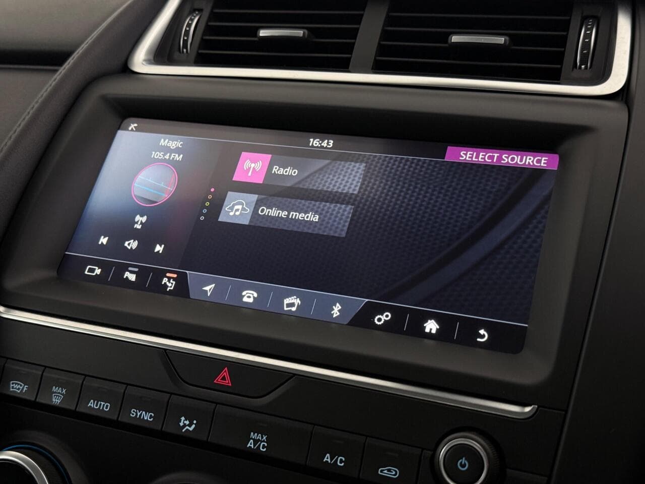 Jaguar E-PACE thumbnail Infotainment System