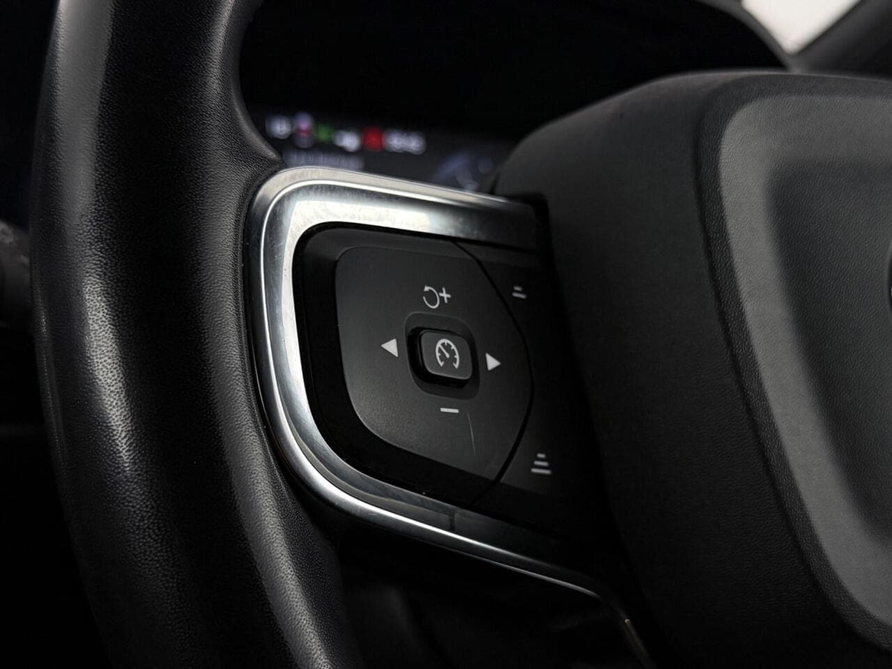 Volvo XC40 thumbnail Misc Controls