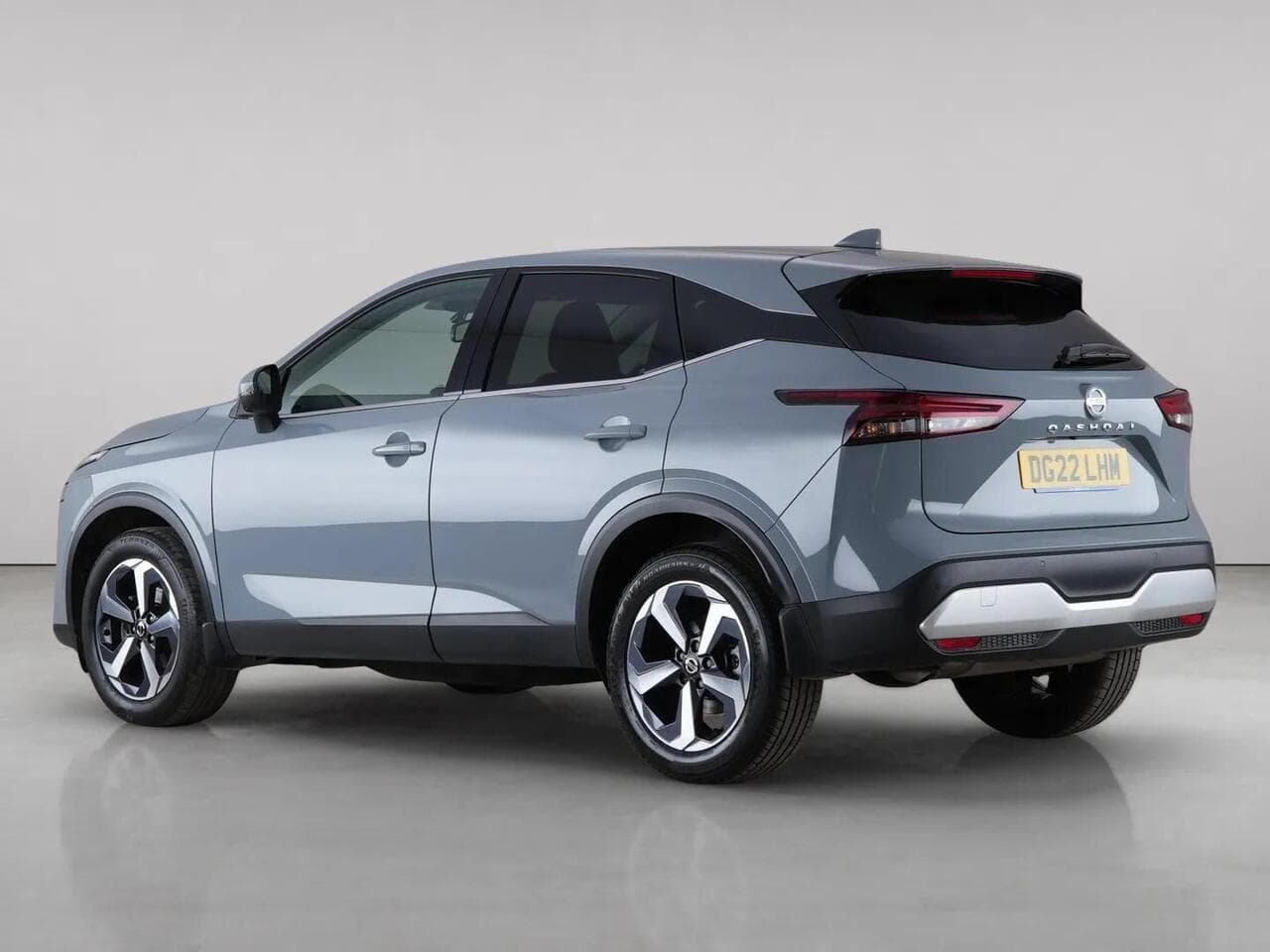 Nissan Qashqai thumbnail Rear Left