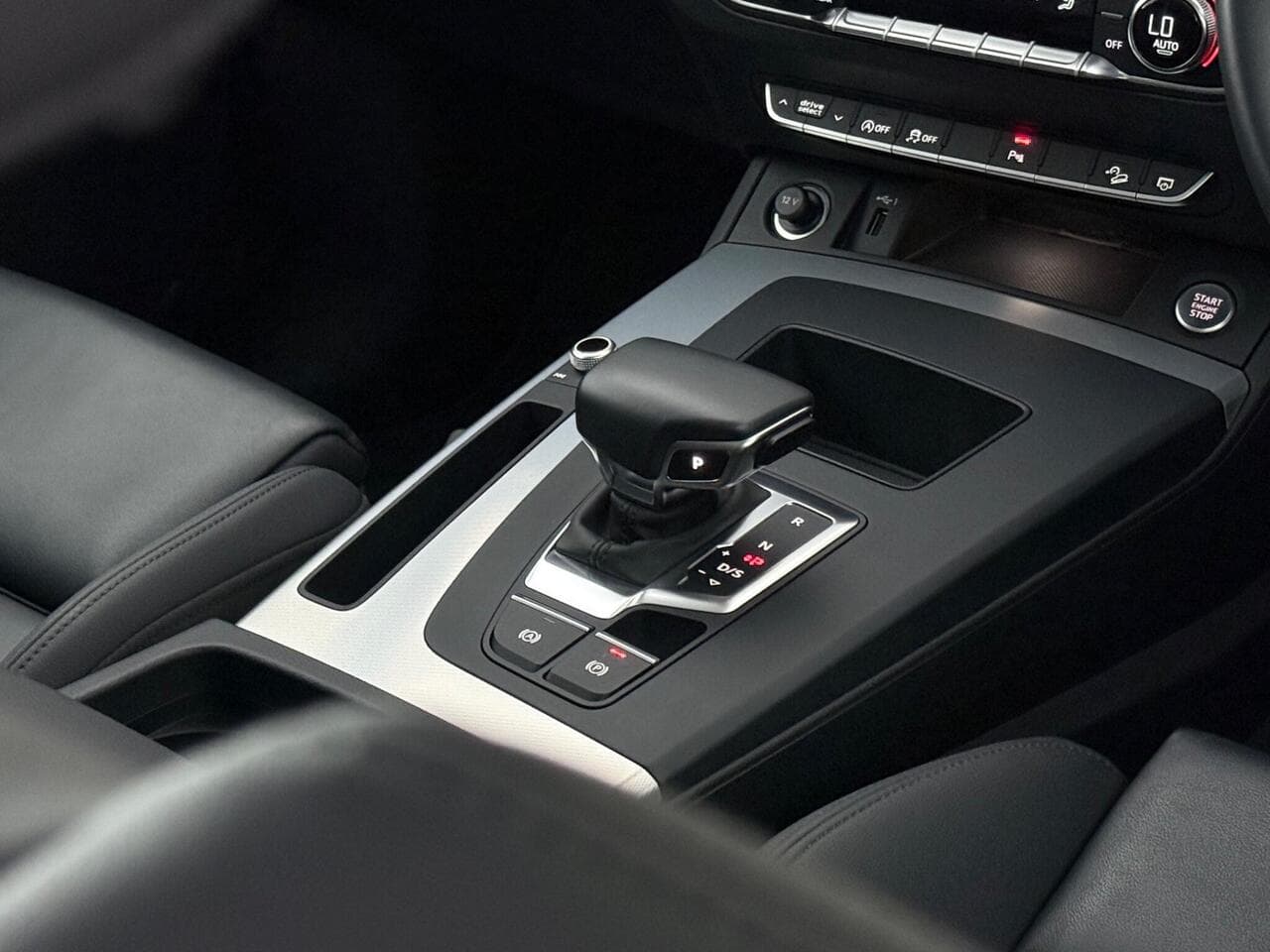 Audi Q5 thumbnail Interior Front