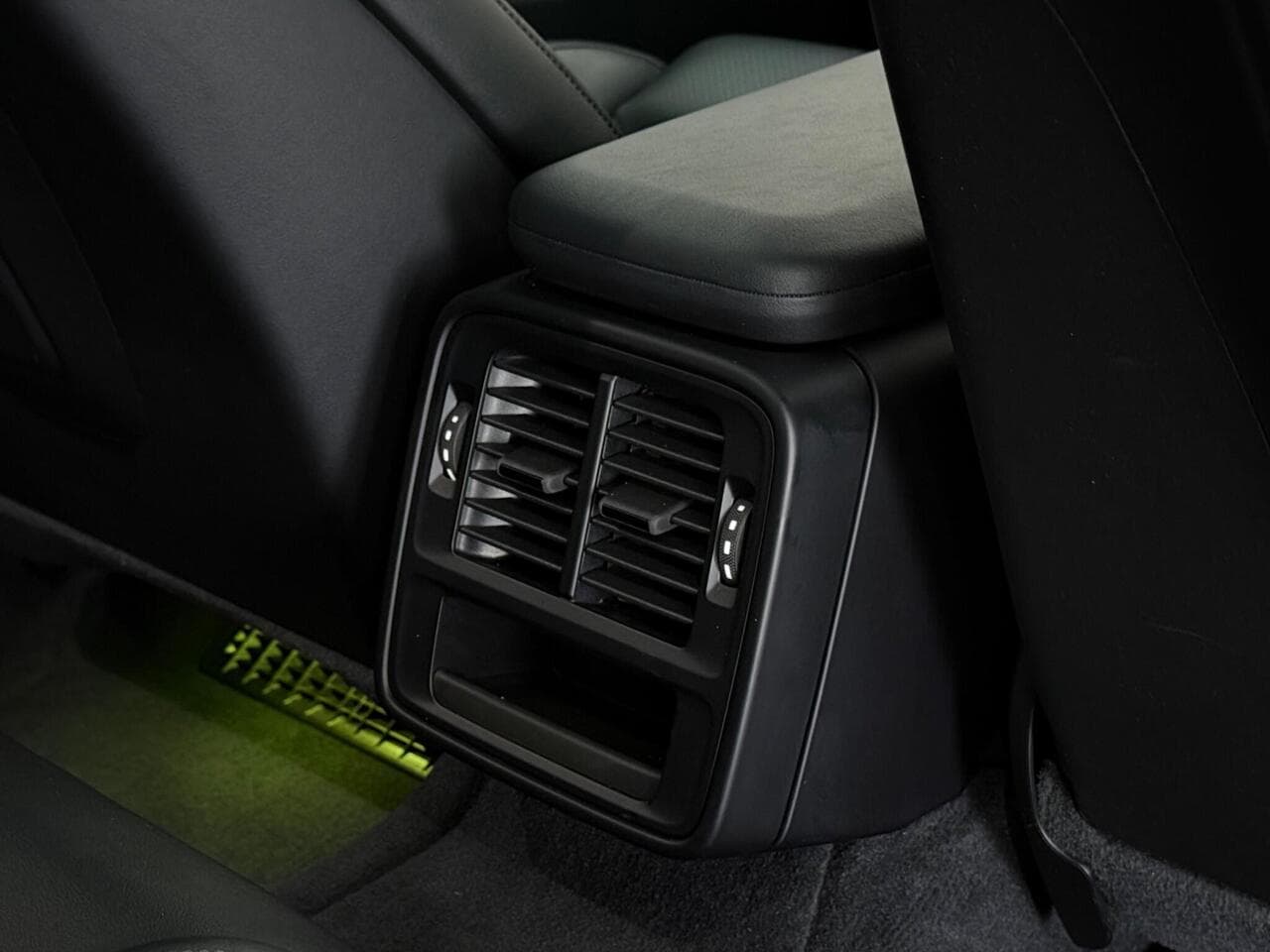 Porsche Taycan thumbnail Misc Controls
