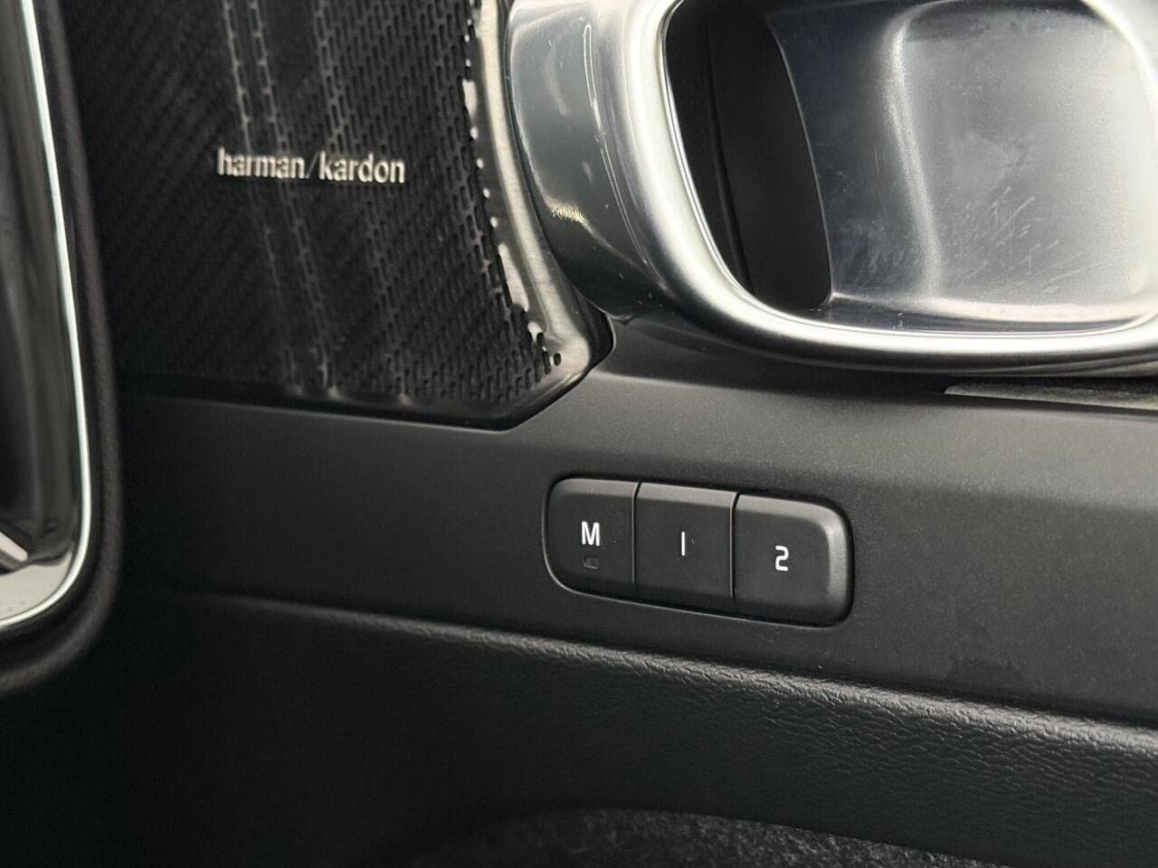Volvo XC40 thumbnail Misc Controls
