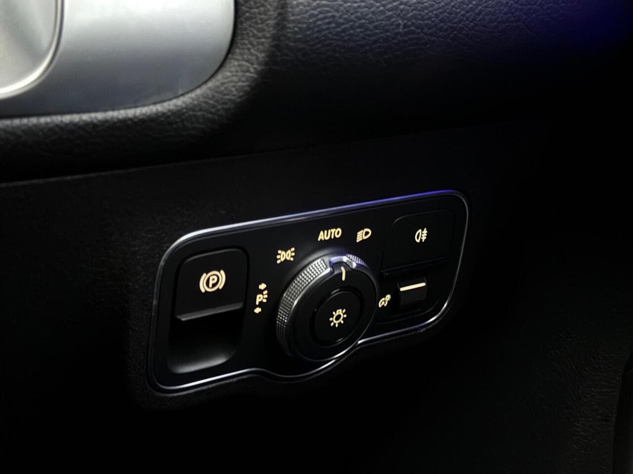 Mercedes-Benz GLB thumbnail Misc Controls
