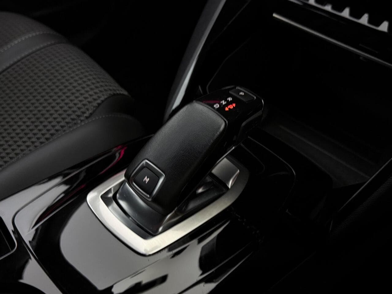 Peugeot 2008 thumbnail Interior Front