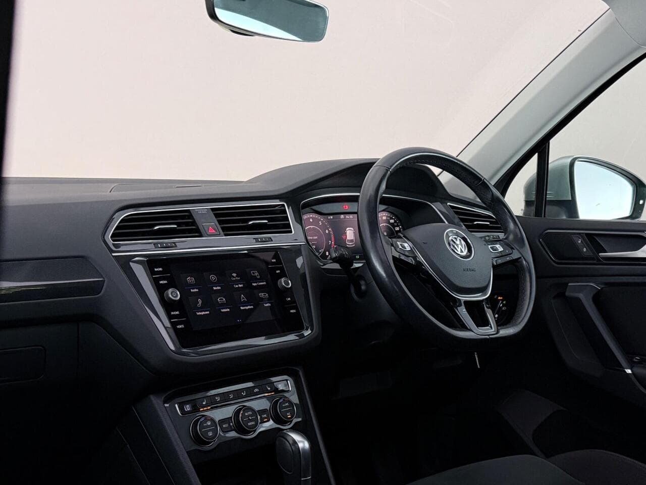 Volkswagen Tiguan thumbnail Interior Front