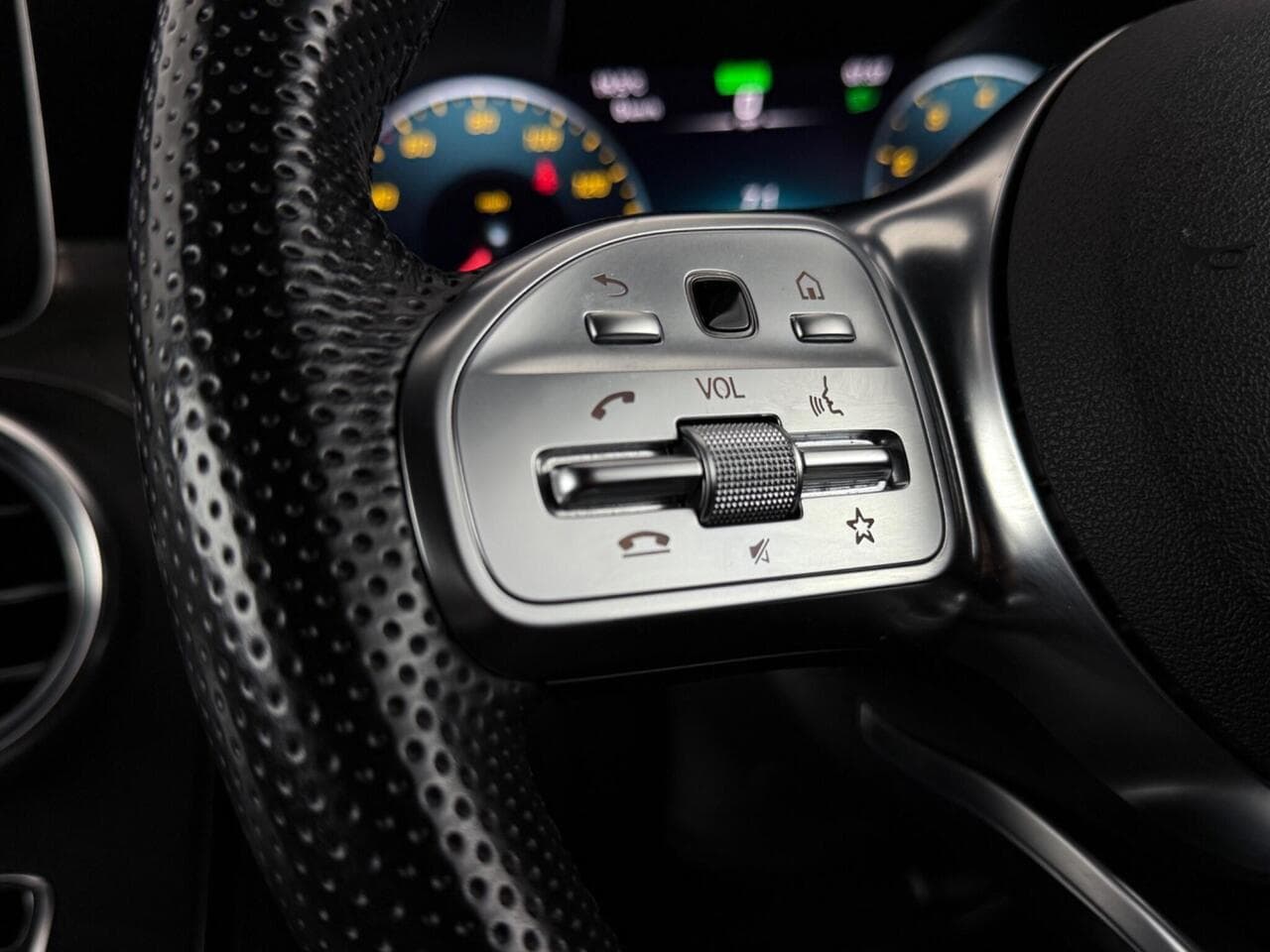 Mercedes-Benz GLC thumbnail Misc Controls